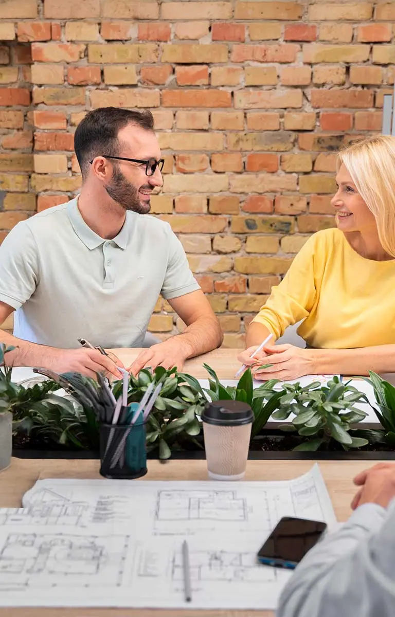 Planung mit Bauherr im Büro – Beratung, Planung, Ausführung aus einer Hand.