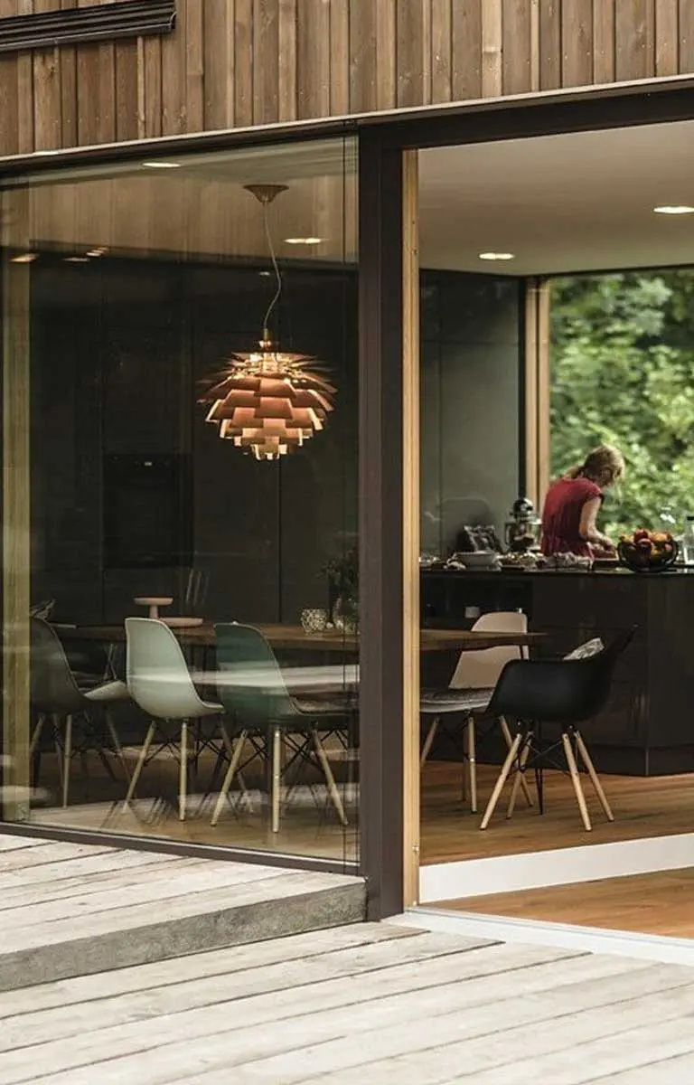 Große Hebeschiebe-Türen von actual-berger verbinden Wohnraum mit Terrasse und Natur.