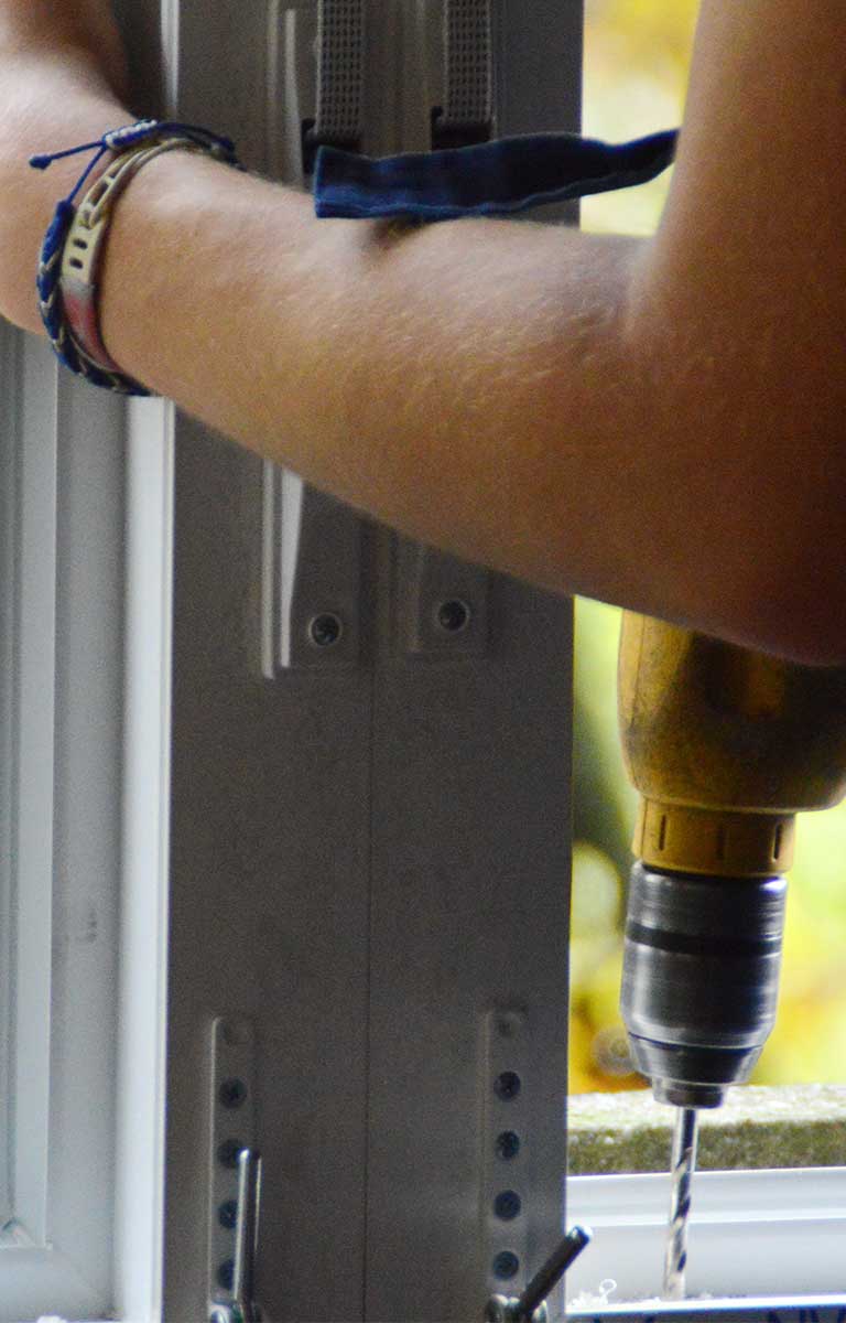 Handwerker montiert Fensterrahmen – professionelle Fenstermontage durch actual-berger.