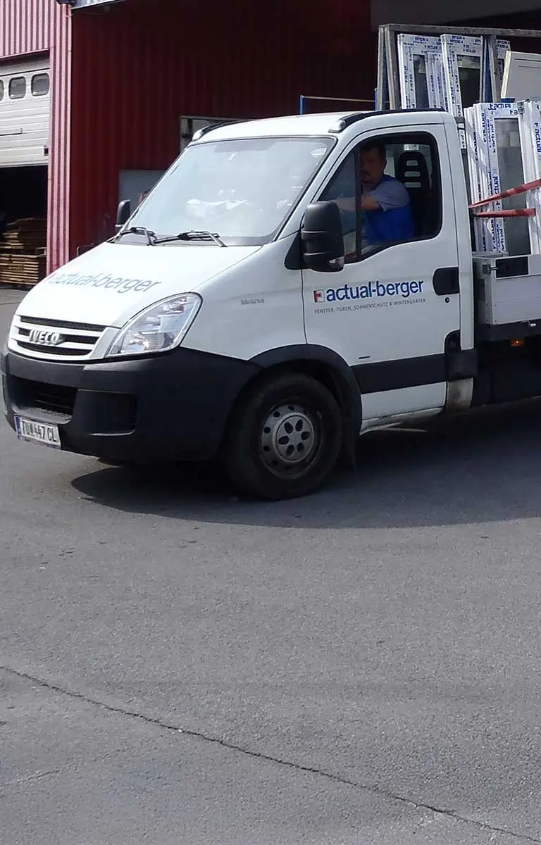Lieferwagen von actual-berger beim Verladen von Fenstern am Firmenstandort in Tulln.