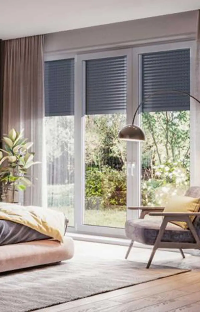 Doppelbett vor beschatteten Terrassentüren