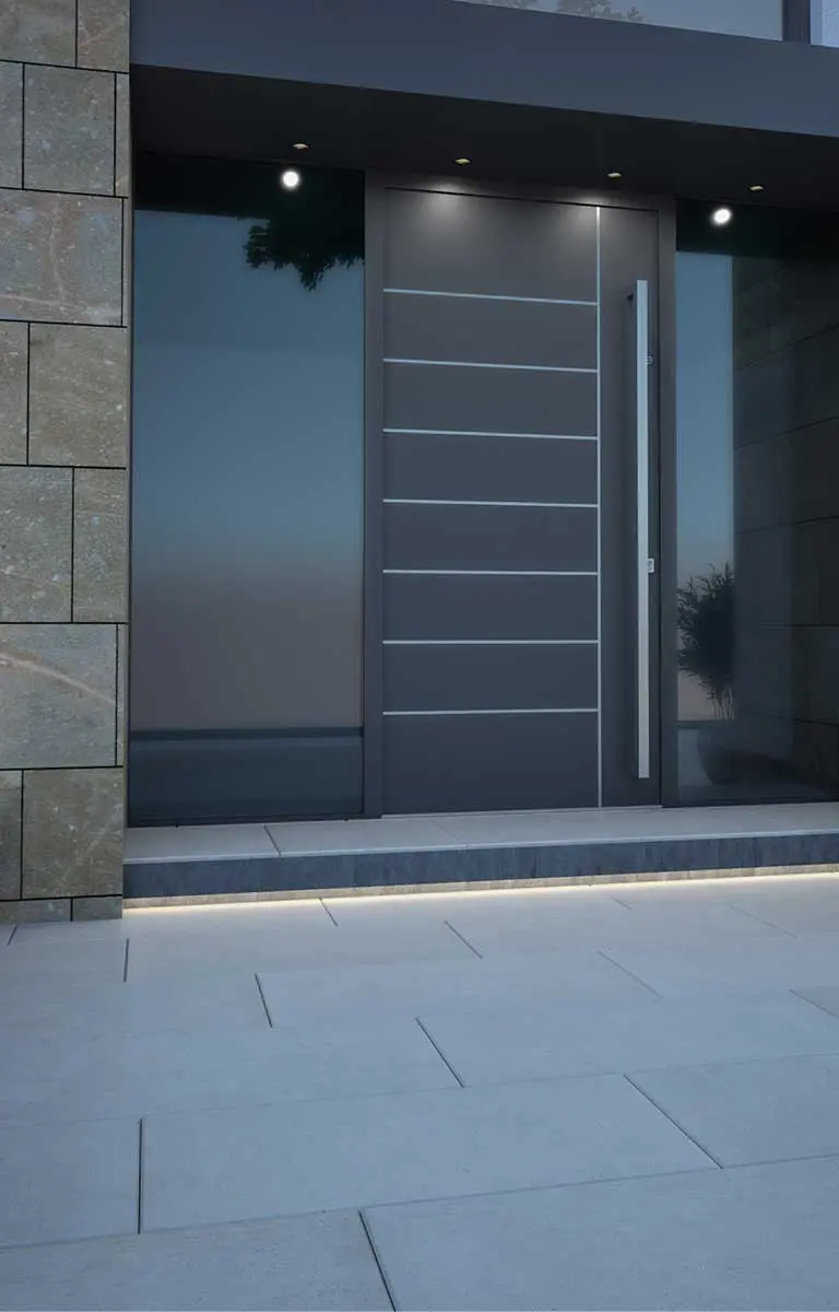 Moderne Haustür mit Glas-Seitenteil und LED-Beleuchtung im Eingangsbereich.