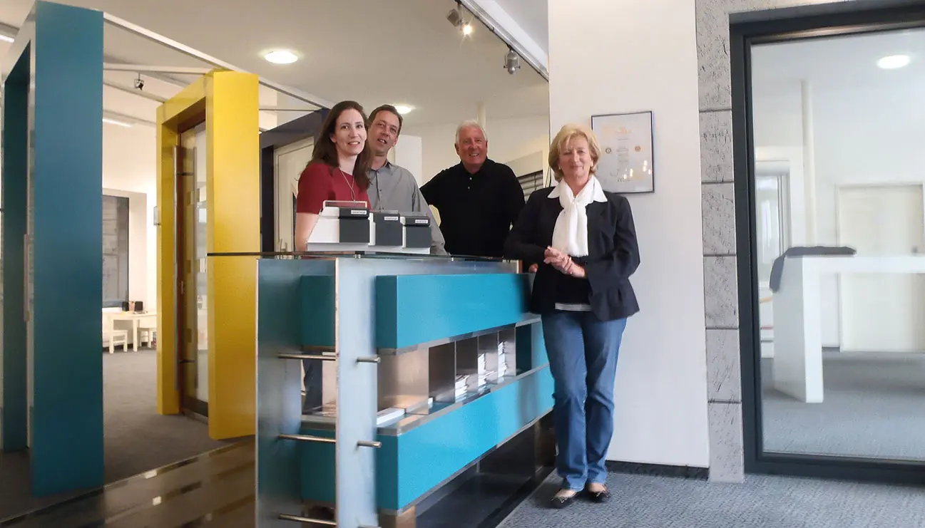 Franz und Monika Berger mit Monika Landsiedl und Peter Berger im Schauraum von actual-berger.