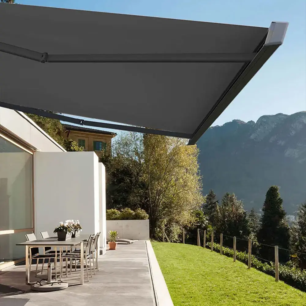 Markise über moderner Terrasse mit Blick auf Garten und Berge – Sonnenschutz von actual-berger