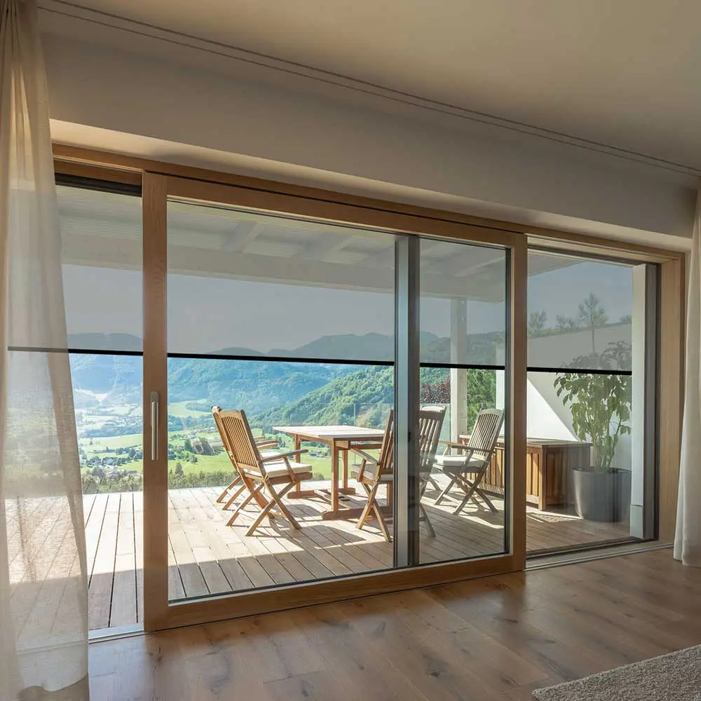 Fenstermarkise an Schiebeelement mit Blick auf Terrasse und Berge