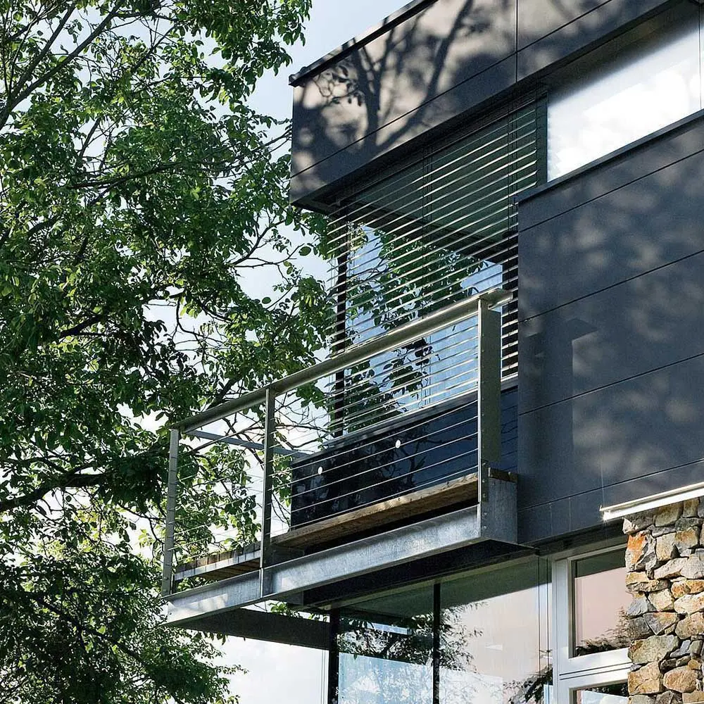 Raffstore am Fenster eines modernen Hauses mit Balkon