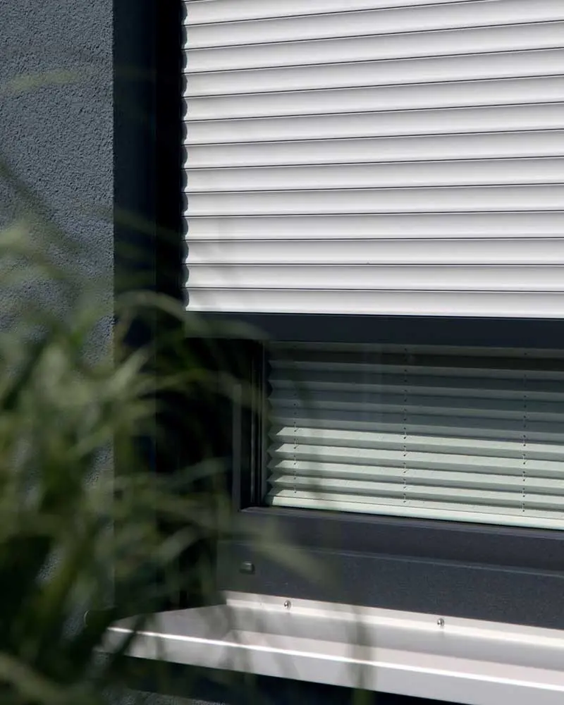 Geschlossener Rollladen an Fenster
