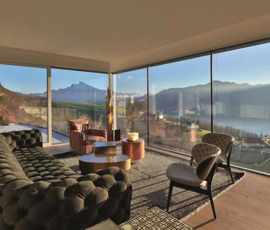 Wohnzimmer mit raumhohen actual-berger Ganzglas-Elementen und Bergblick