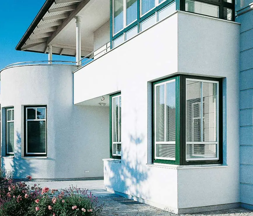 Moderne Hausfassade mit großen Fenstern und Gartenansicht