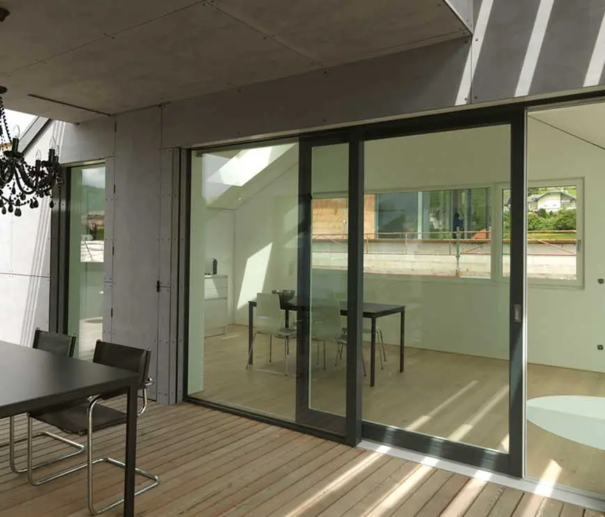 Große actual-berger Schiebetüren von Terrasse zu modernem Wohnraum